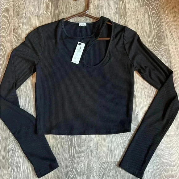 Garage Women’s black ribbed long sleeve shirt with cut out. NWT. Size Medium - Picture 2 of 4